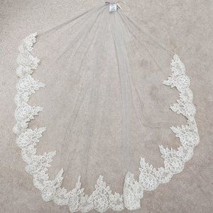 Paloma Blanca Lace Veil